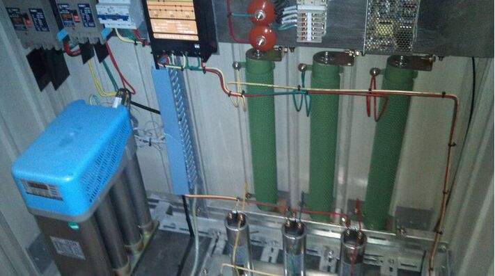 ���ܵ����������顢��ϵ翹�����и߲㽨��������С���ĵ�ѹ��������г�����ۺ�����